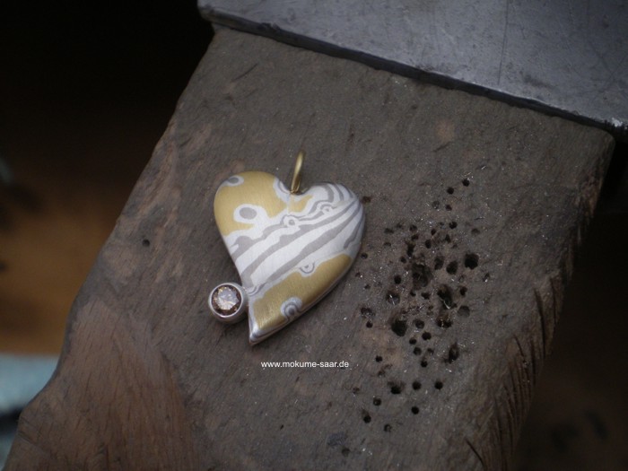Unikat Schmuck Herz Mokume Gane mit Brillant